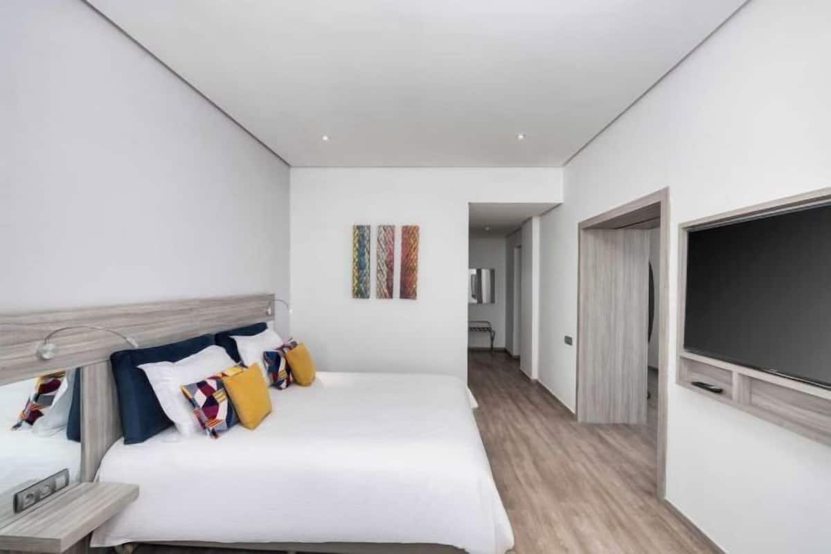 Minibar, caja de seguridad en la habitación y cortinas blackout 