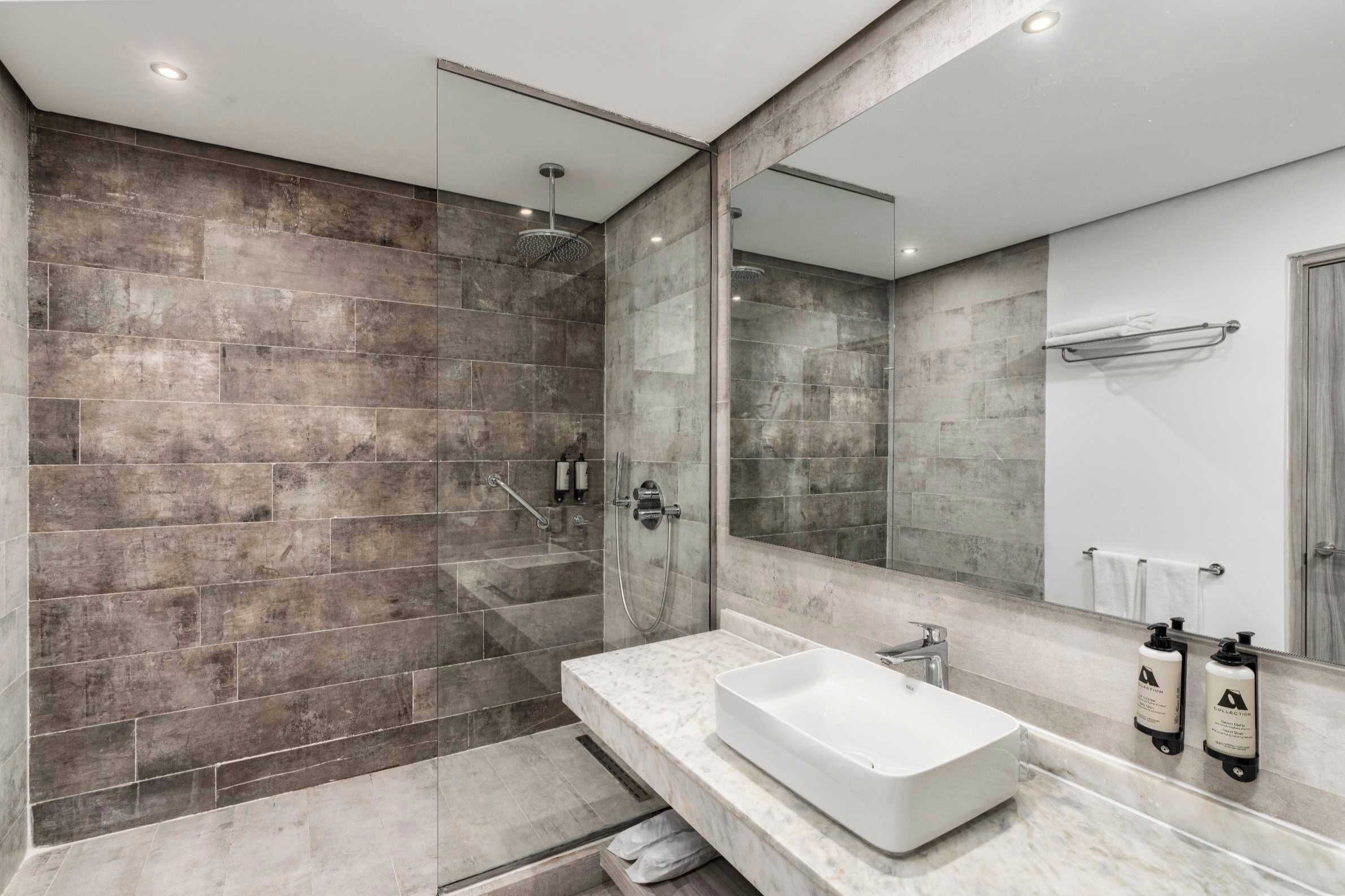 Superior Suite, Pool View | Bathroom