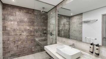 Superior Suite, Pool View | Bathroom