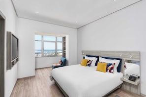 Suite superior, vistas a la piscina | Minibar, caja fuerte, cortinas opacas y sistema de insonorización