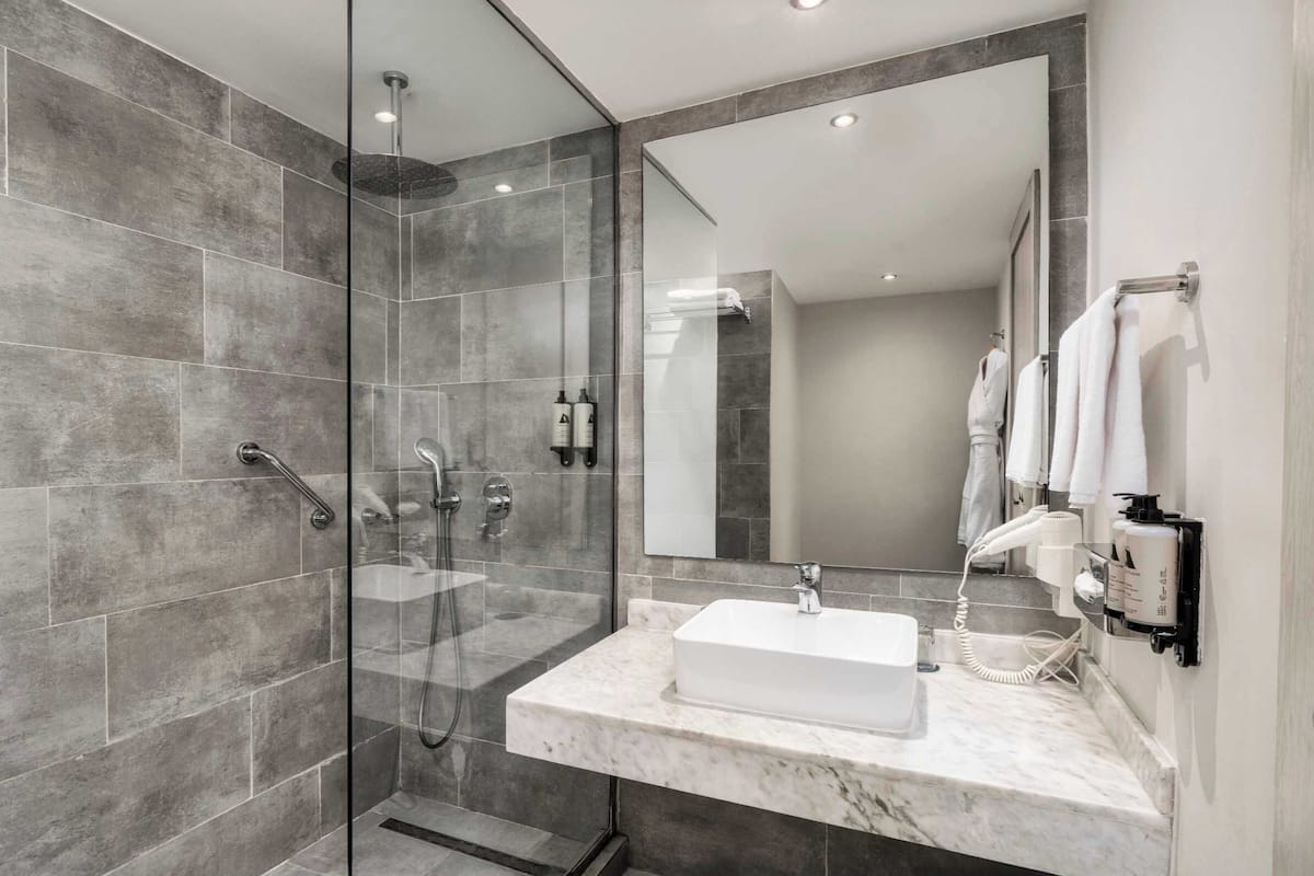 combined shower/bathtub, free toiletries, towels