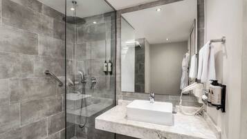 Kombinasi shower/bathtub, perlengkapan mandi gratis, dan handuk