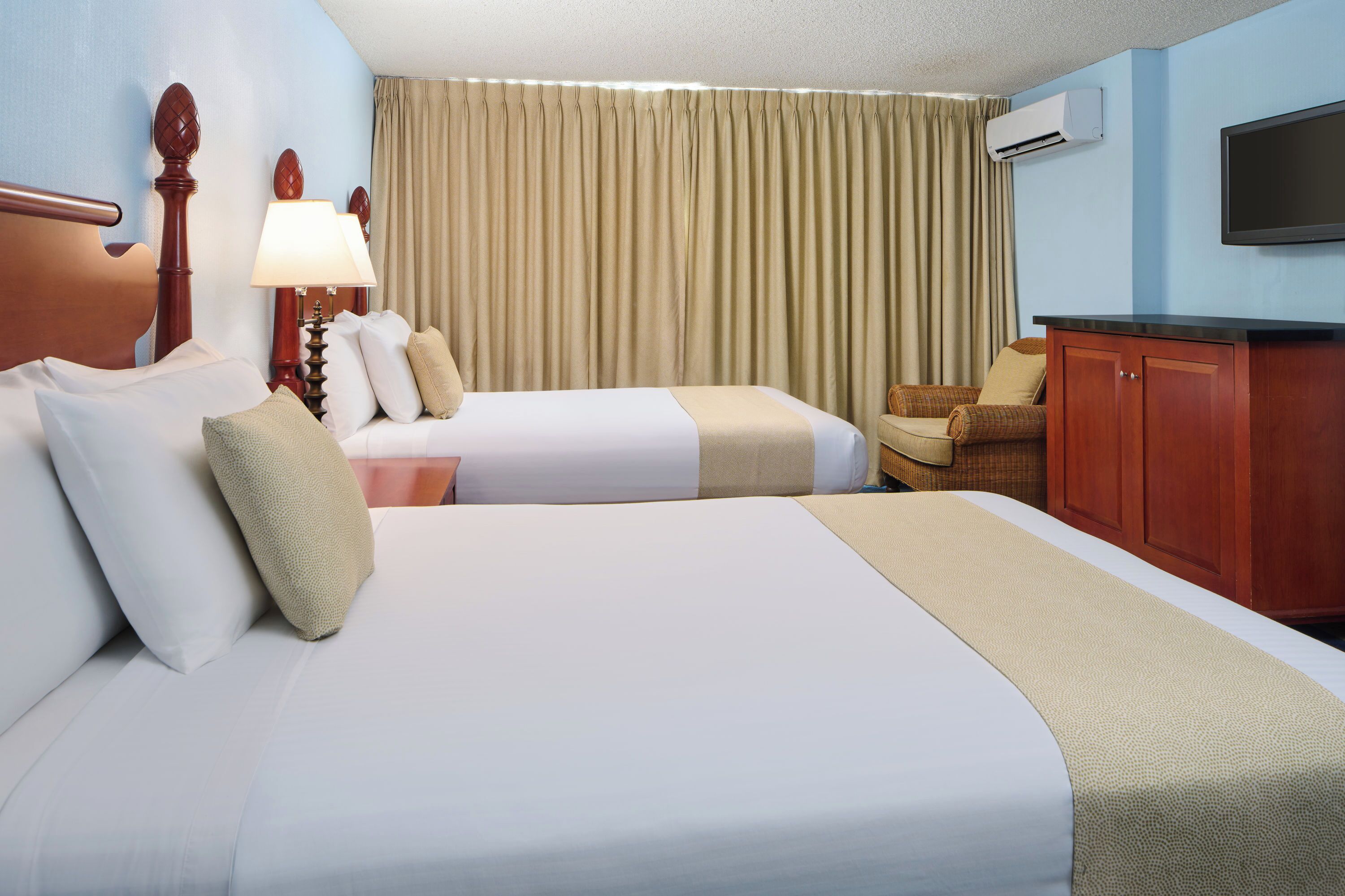 Kamer (Moderate, Roll-In Shower) | Pillowtop-bedden, een kluis op de kamer, een bureau