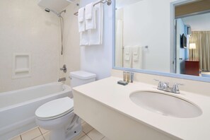 Combined shower/bathtub, free toiletries, hair dryer, towels