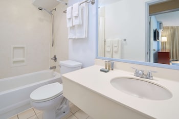 Combined shower/tub, free toiletries, hair dryer, towels at Ewa Hotel Waikiki