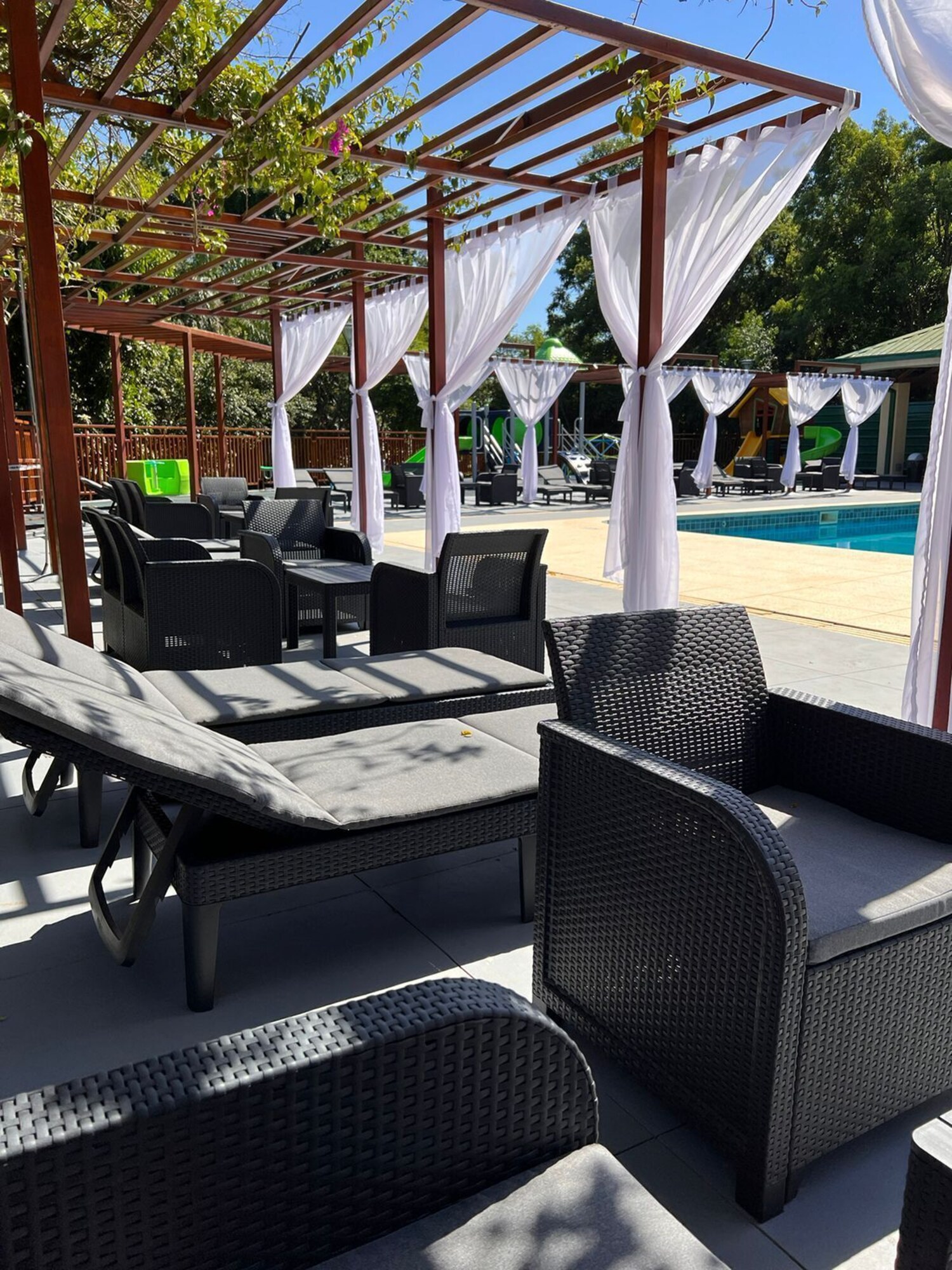 Piscina externa, funciona das 11h às 19h, espreguiçadeiras