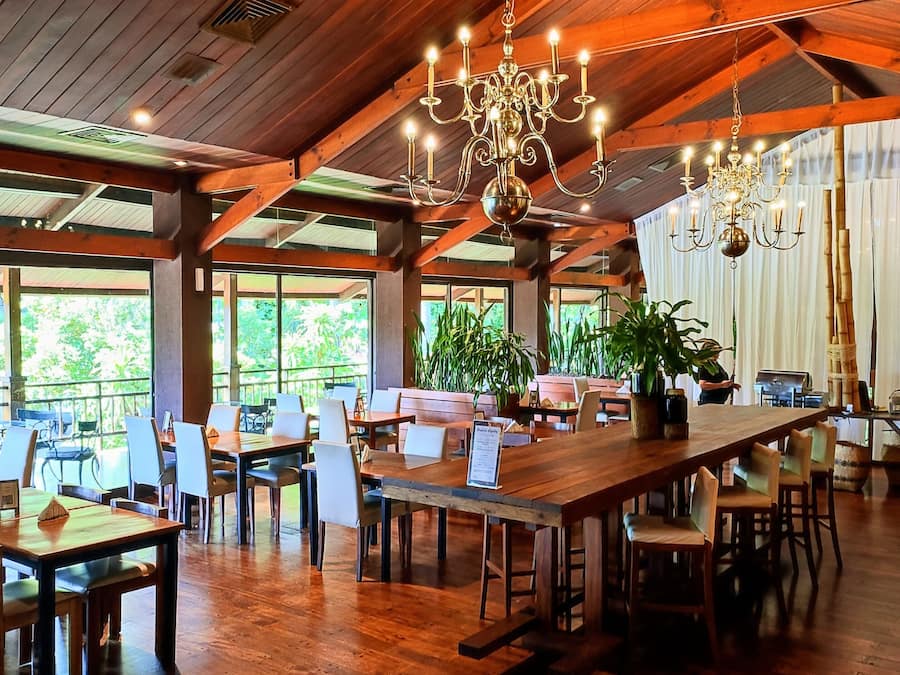 Serveert ontbijt, lunch, diner, uitzicht op de tuin