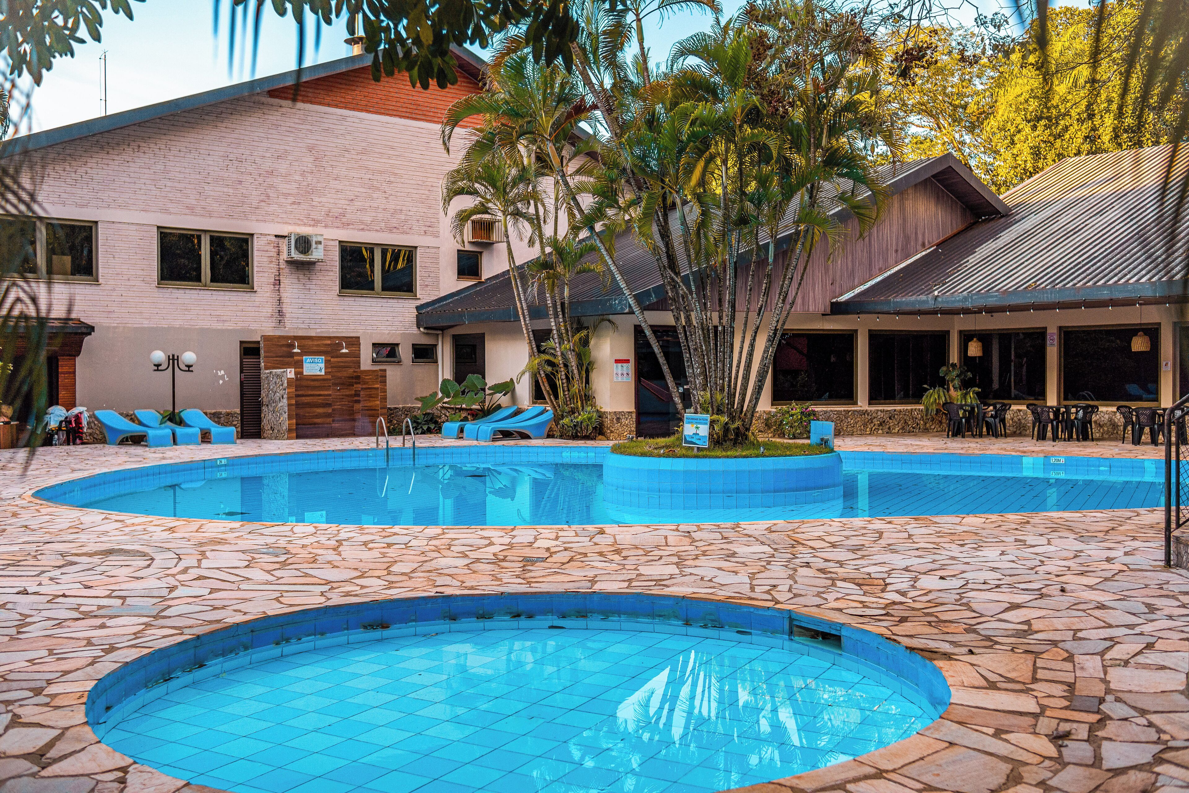 2 piscines extérieures