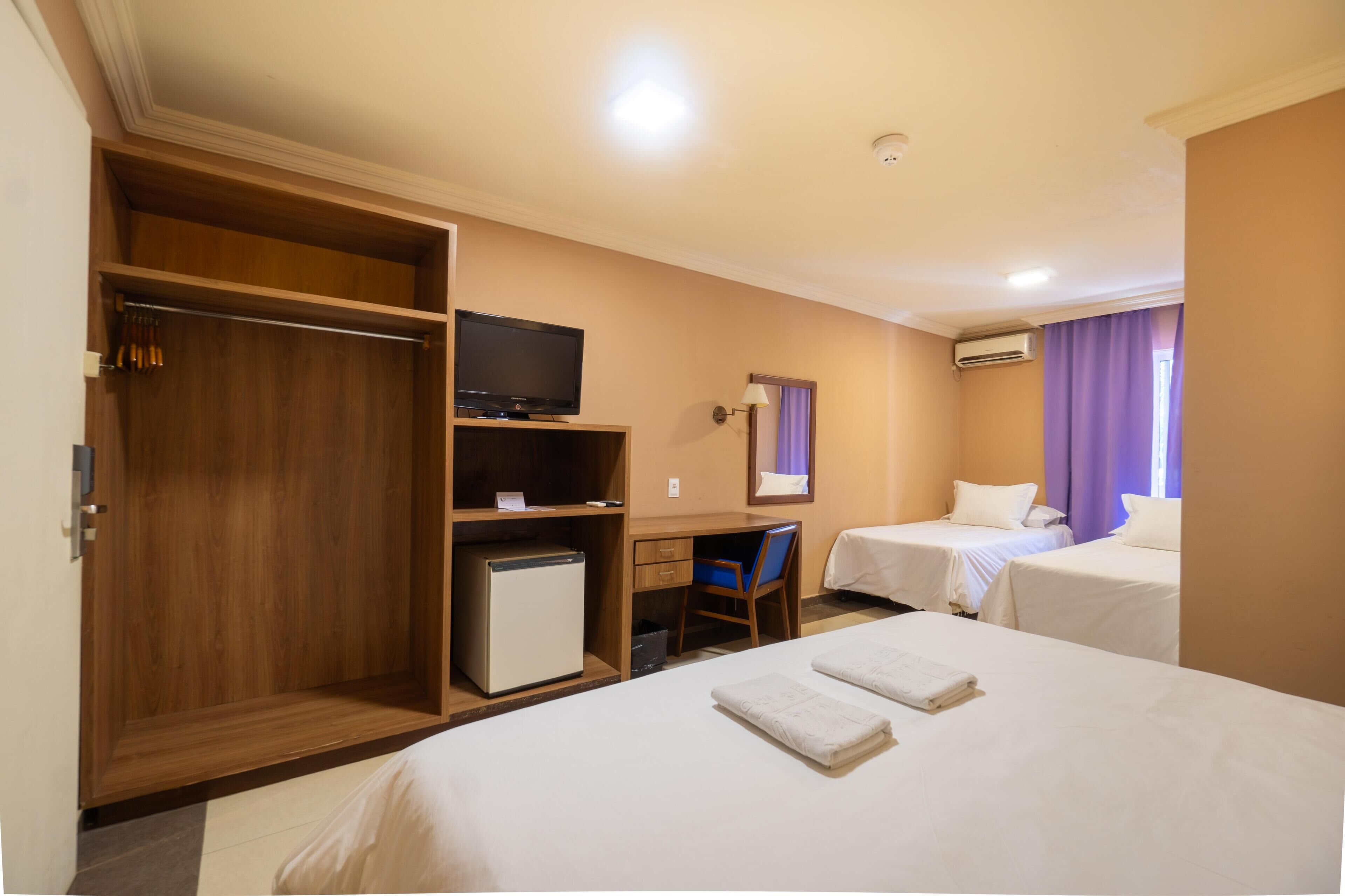 خزنة داخل الغرفة ومكتب وستائر تعتيم وواي فاي مجانًا