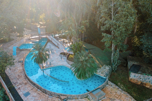 2 hồ bơi ngoài trời