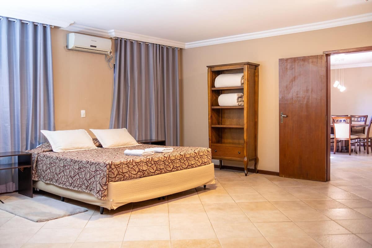 2 bedrooms, in-room safe, desk, blackout drapes