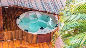 Ein Whirlpool in einer Holzkonstruktion mit Metallverkleidung.