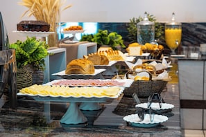 Free daily buffet breakfast