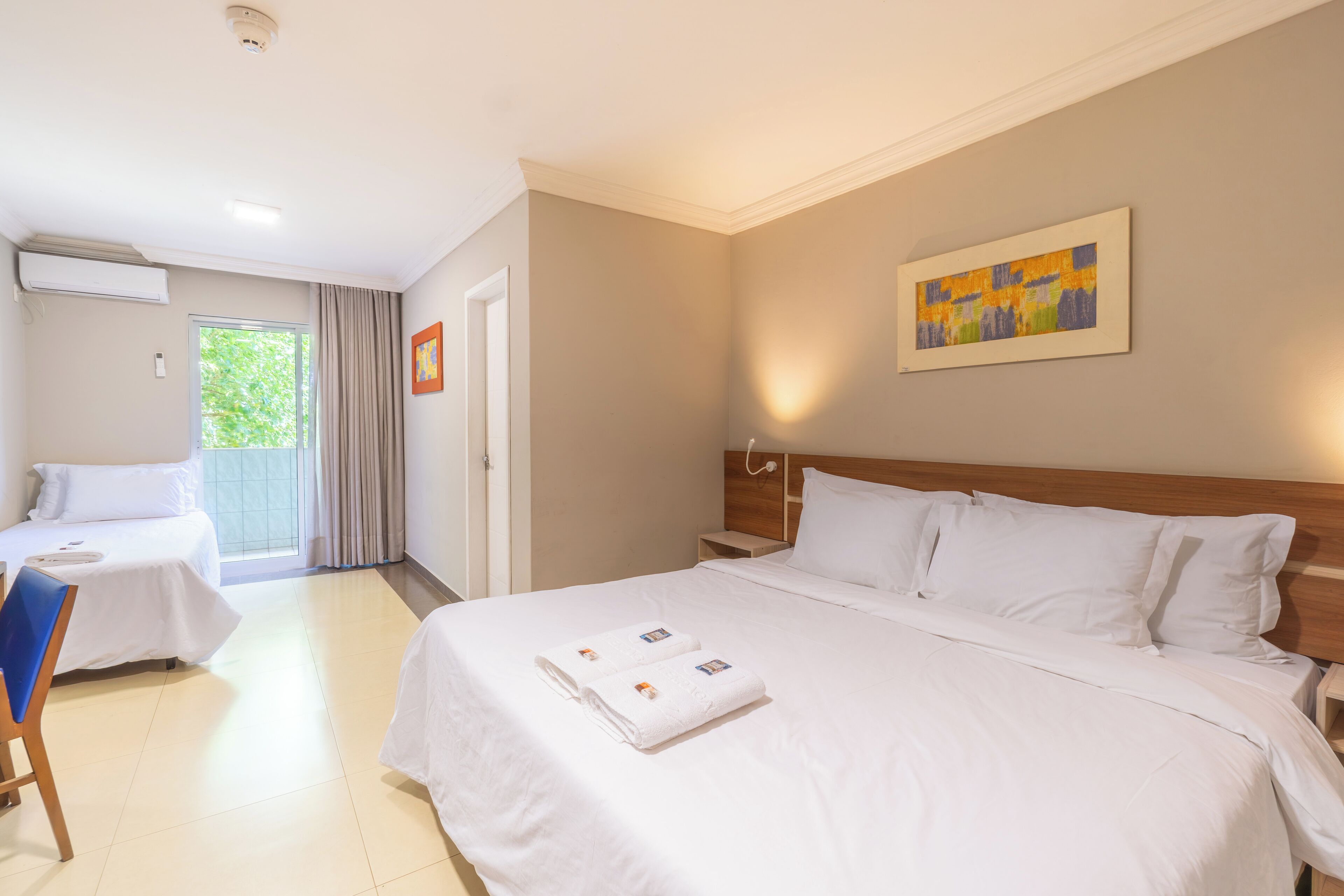 Habitación triple estándar | Caja fuerte, escritorio, cortinas opacas y wifi gratis