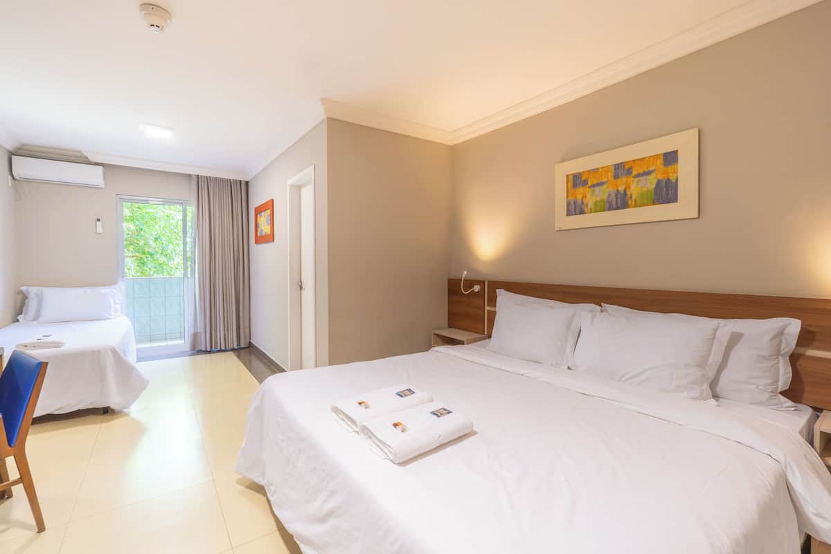 Quarto triplo standard | Cofres nos quartos, escrivaninha, cortinas blackout, Wi-Fi de cortesia