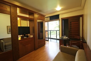 Superior Twin Room | Living room | 32-inch LCD TV with cable channels, TV - Blue Tree Towers Batel Curitiba (Curitiba)