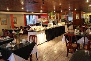 供應早餐、午餐及晚餐