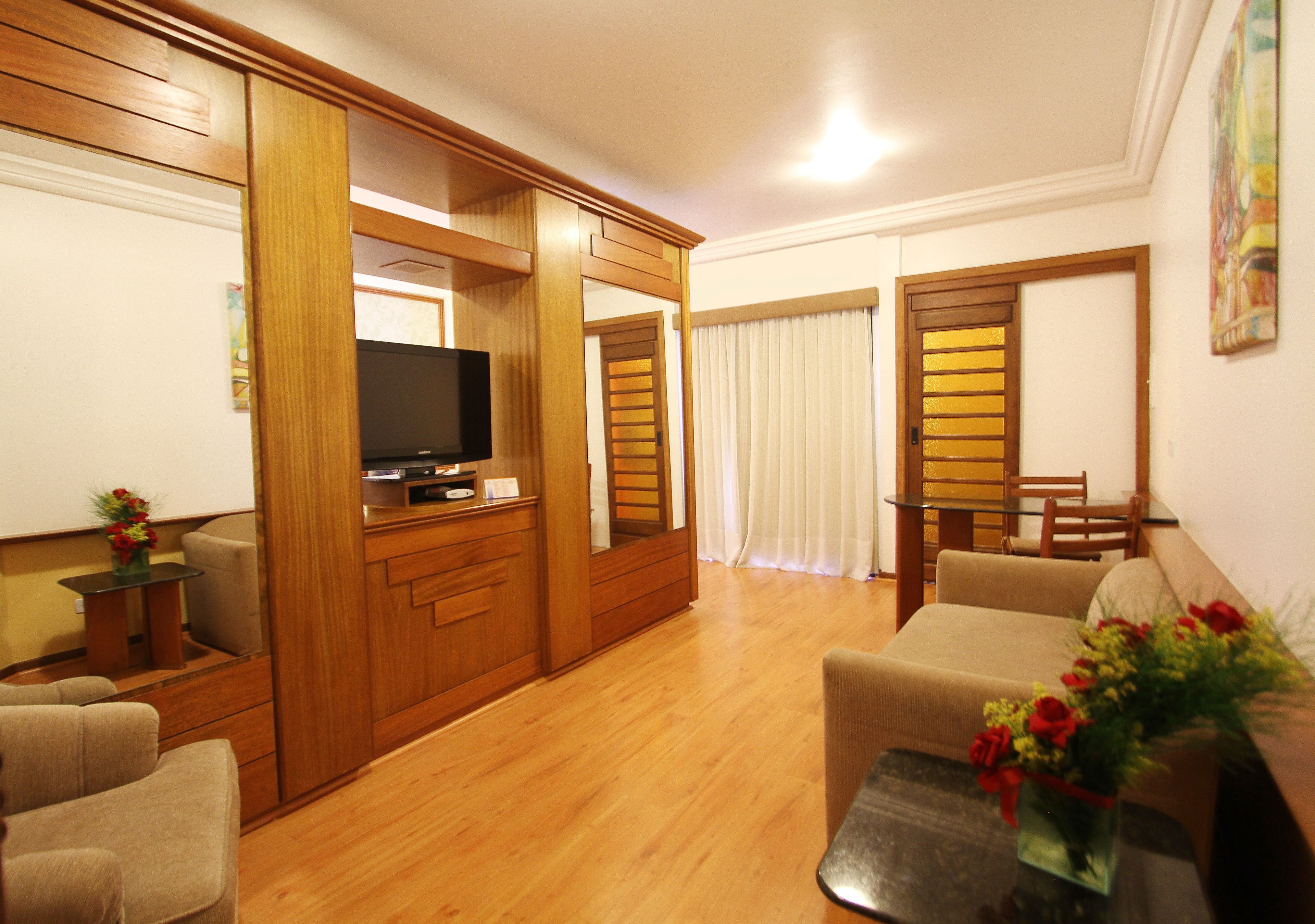 غرفة ديلوكس مزدوجة | غرفة المعيشة | تلفزيون إل سي دي بحجم 32-بوصة يعرض قنوات تلفزيونية باشتراك مدفوع