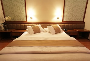 Minibar, in-room safe, desk, free WiFi - Blue Tree Towers Batel Curitiba (Curitiba)