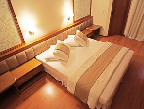 豪華雙人房 | 迷你吧、房內夾萬、書桌、免費 Wi-Fi