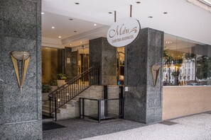 Pintu masuk hartanah