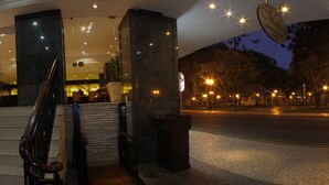 A hotel entrance with a grand staircase, a reception area, and a view of the street at night. - Mabu Curitiba Business (Curitiba)