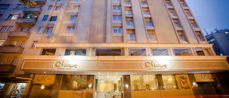 Façade de lâhĂ©bergement â soirĂ©e/nuit