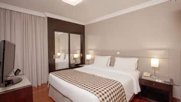 Frigobar, cofres nos quartos, escrivaninha, cortinas blackout