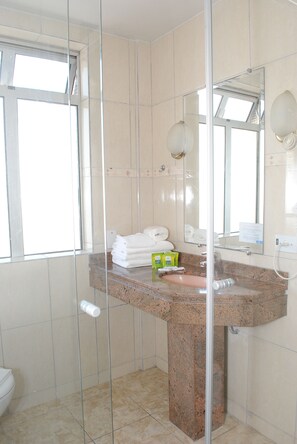 Chambre triple Deluxe | Salle de bain | Douche, séchoir à cheveux, serviettes fournies, shampooing