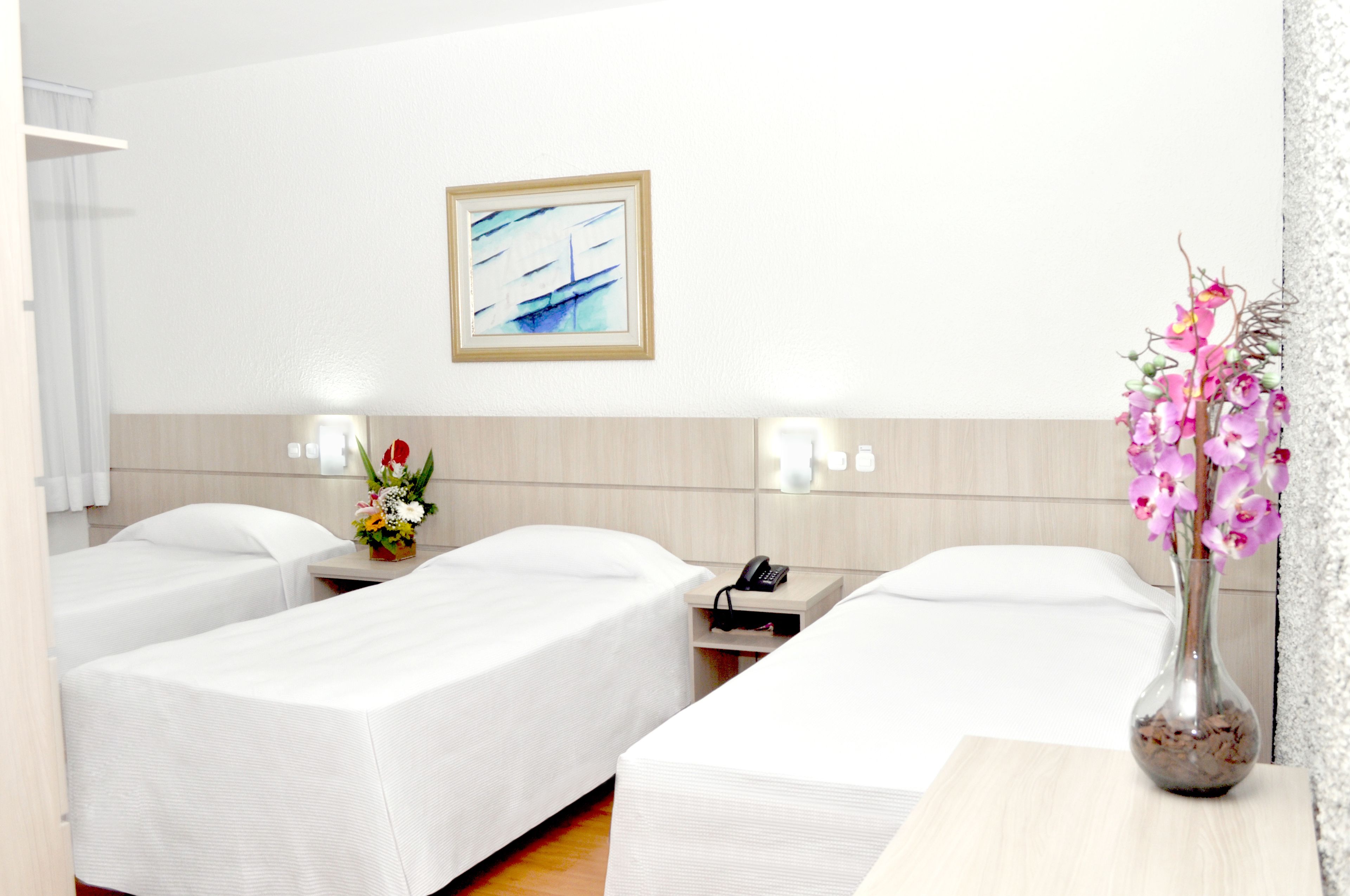 Quarto triplo luxo | Roupas de cama antialérgicas, frigobar, Wi-Fi de cortesia