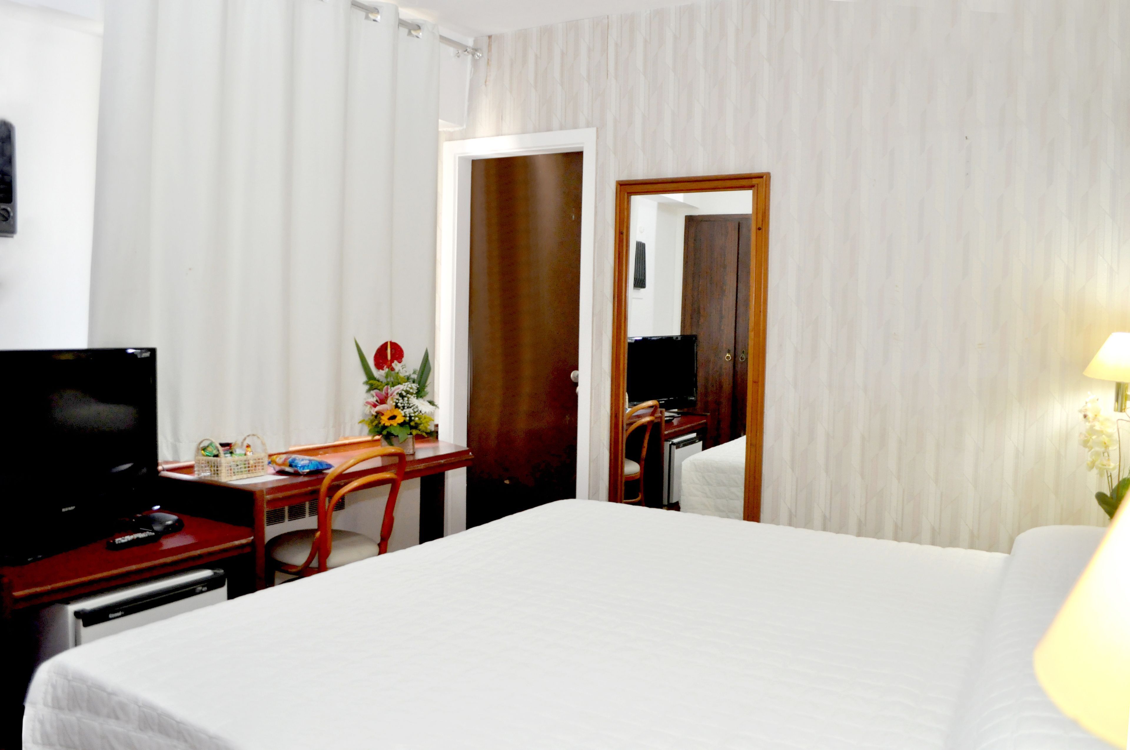 Roupas de cama antialérgicas, frigobar, Wi-Fi de cortesia