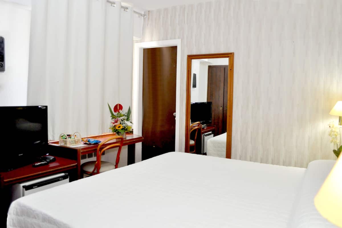 Roupas de cama antialérgicas, frigobar, Wi-Fi de cortesia