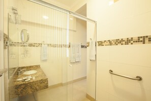 Ducha, artículos de tocador gratuitos, secador de pelo, bidet