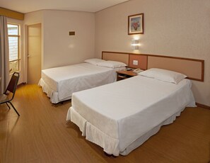 Deluxe Triple Room | Minibar, in-room safe, desk, free cribs/infant beds - Lira Hotel (Curitiba)