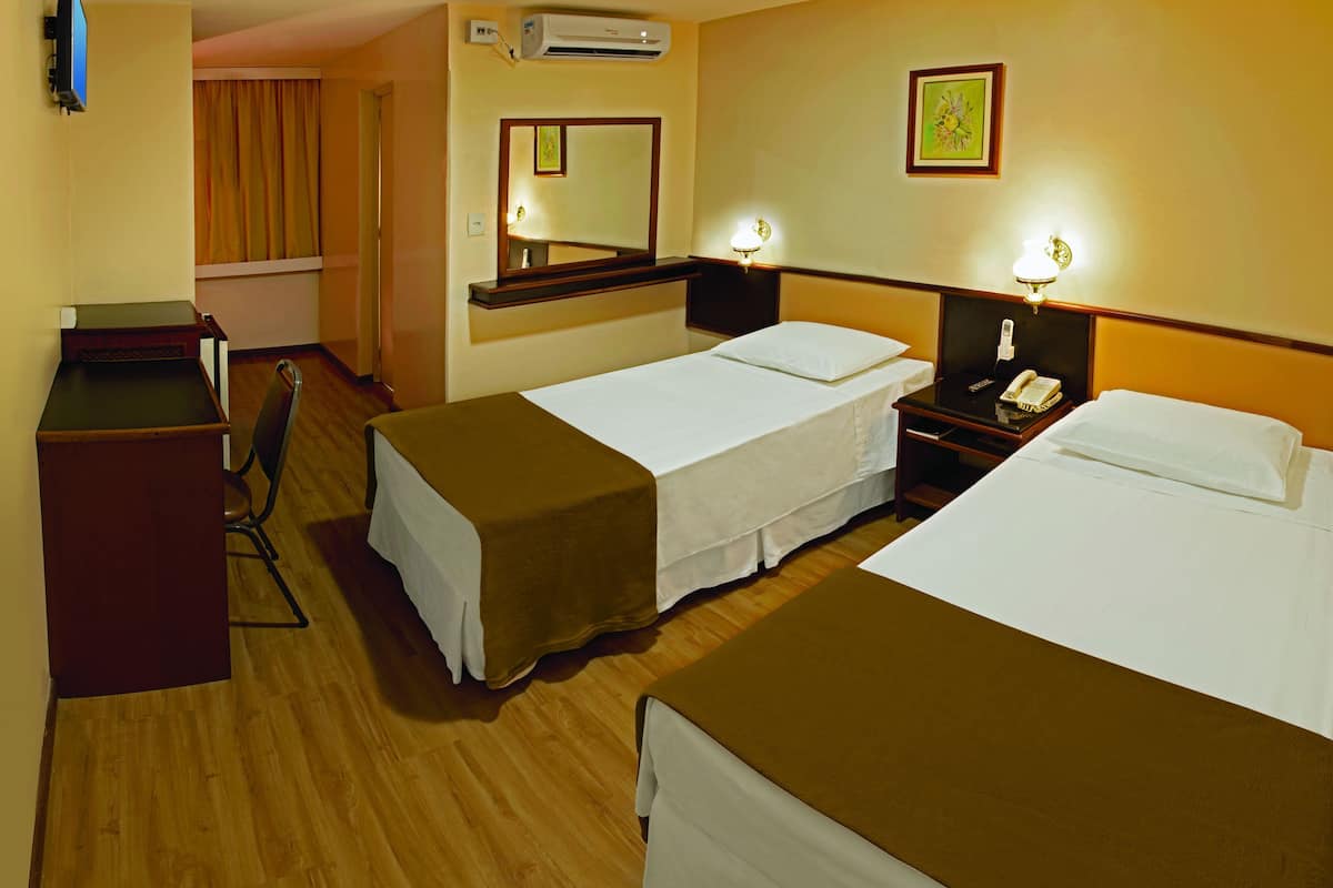 ميني بار وخزنة داخل الغرفة ومكتب وأسرّة أطفال/رضّع (مجانًا)