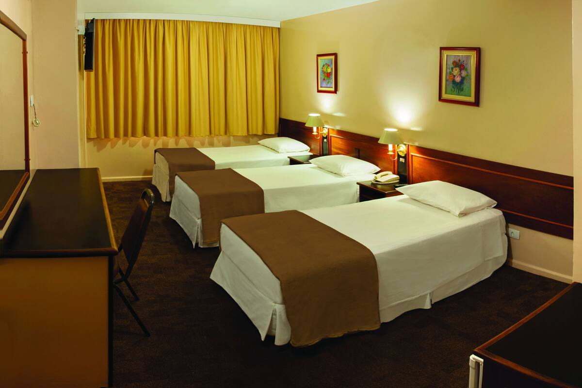 ميني بار وخزنة داخل الغرفة ومكتب وأسرّة أطفال/رضّع (مجانًا)