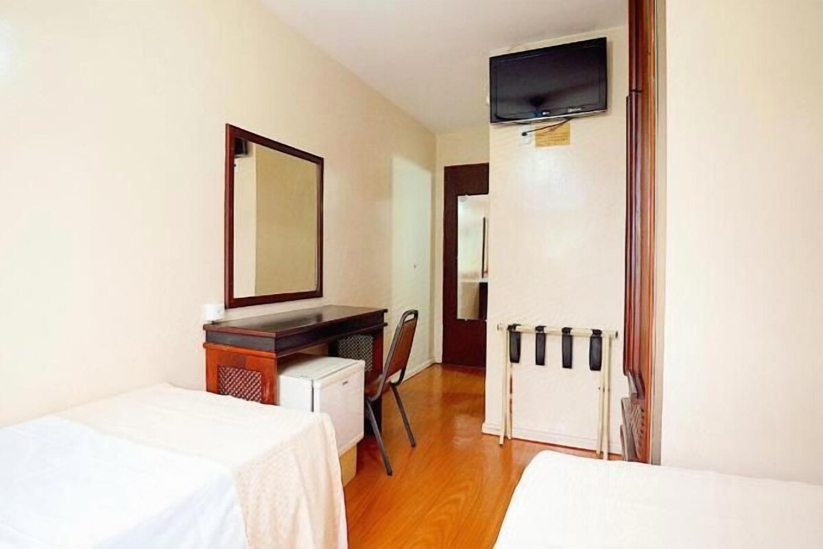 Minibar, in-room safe, desk, WiFi (free)