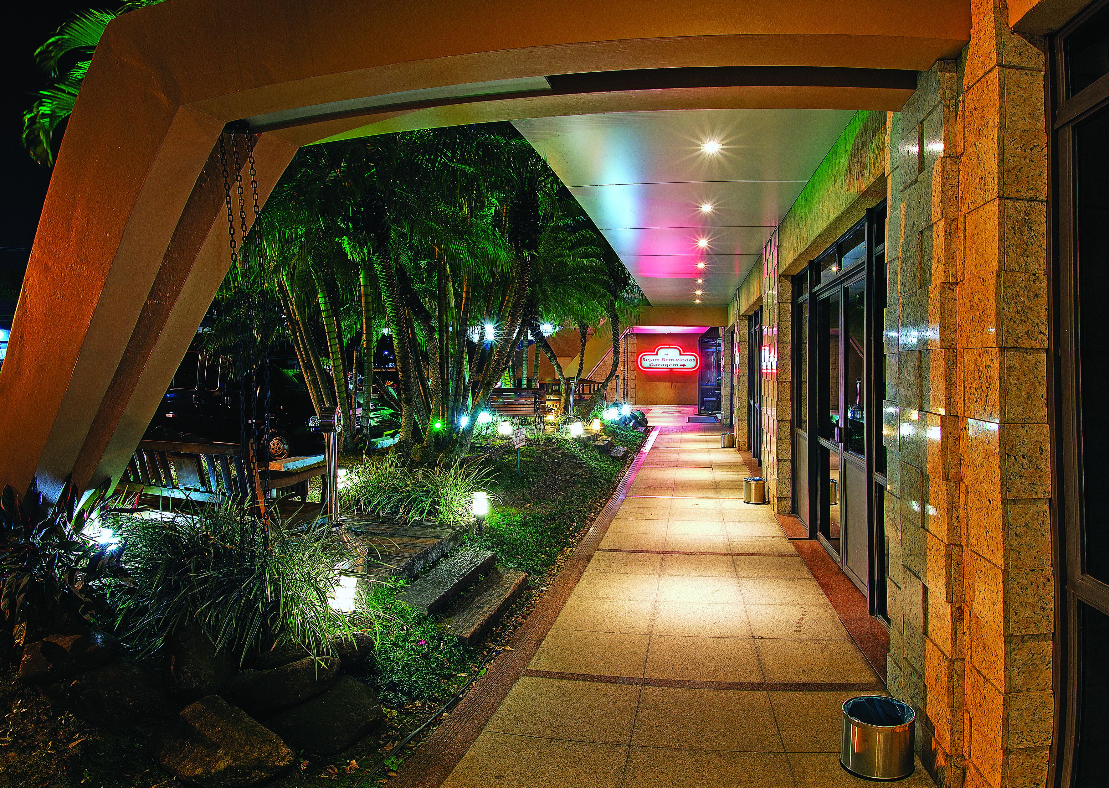 Fachada de la propiedad por la tarde o noche