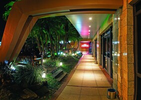 Fachada de la propiedad por la tarde o noche