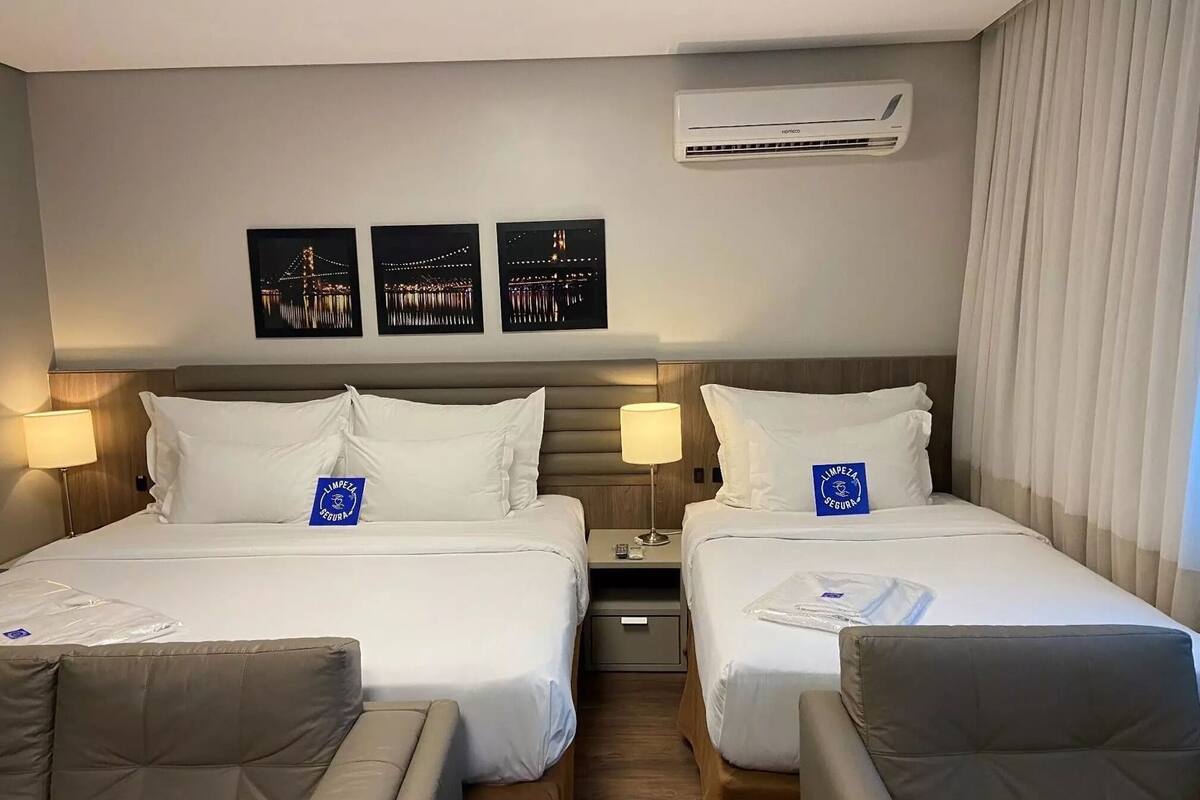 أغطية فراش متميزة وأسرّة بطبقة علوية مريحة وميني بار وخزنة داخل الغرفة