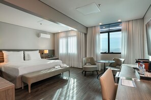 Ropa de cama de alta calidad, colchones con pillow-top y minibar 