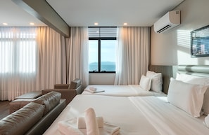 Trippelrum för familj | Sängtillbehör av högsta kvalitet, bäddmadrasser och minibar