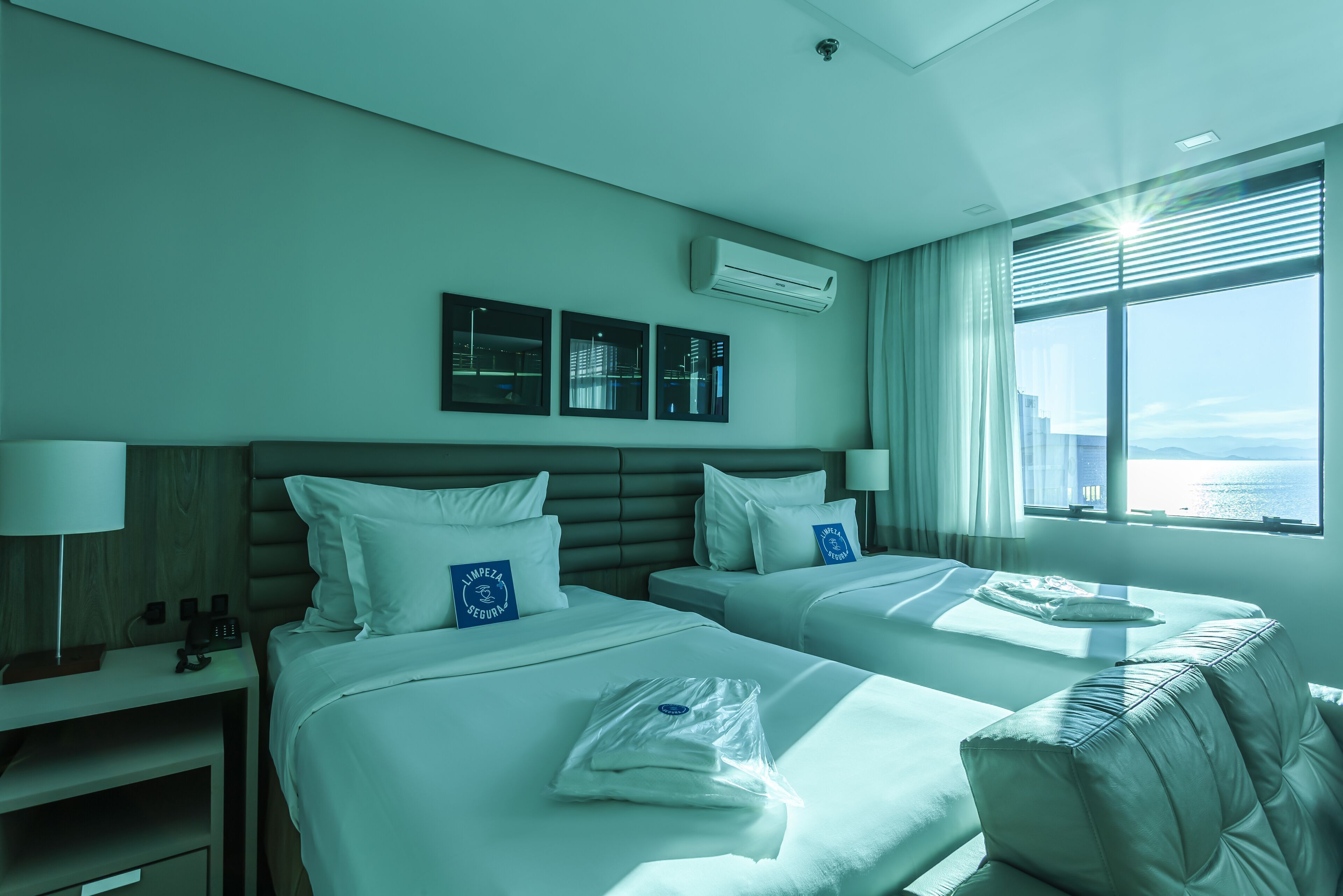 أغطية فراش متميزة وأسرّة بطبقة علوية مريحة وميني بار وخزنة داخل الغرفة