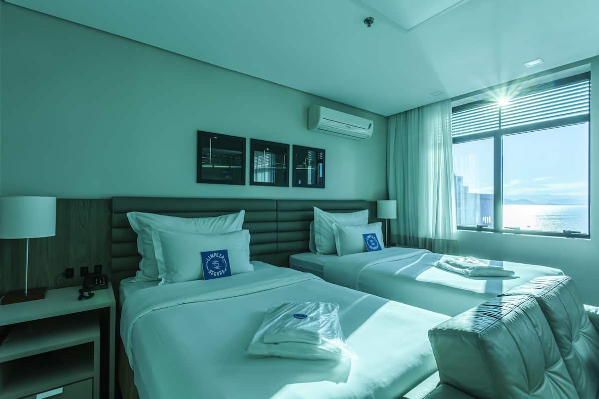 Biancheria da letto di alta qualità, materassi a doppio strato, minibar