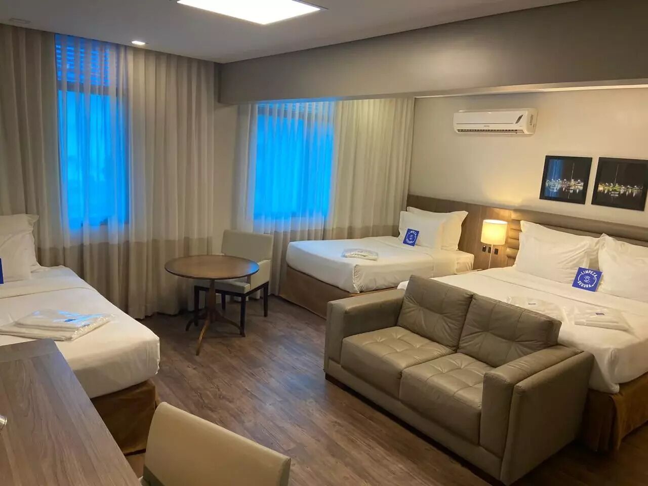 أغطية فراش متميزة وأسرّة بطبقة علوية مريحة وميني بار وخزنة داخل الغرفة