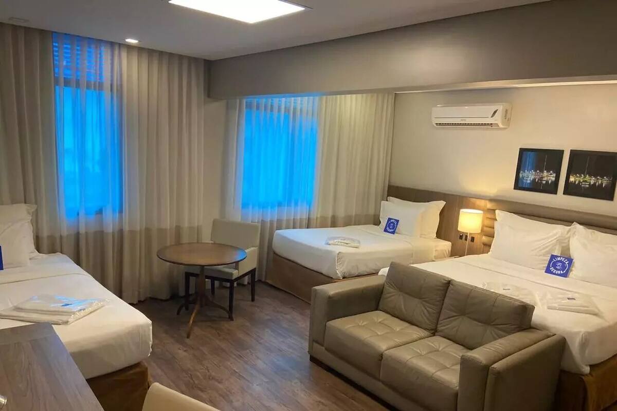 أغطية فراش متميزة وأسرّة بطبقة علوية مريحة وميني بار وخزنة داخل الغرفة