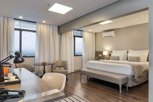 Premium suite | Luxe beddengoed, pillowtop-bedden, een minibar, een kluis op de kamer