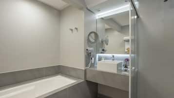 Un baño moderno con bañera, lavamanos y ducha.