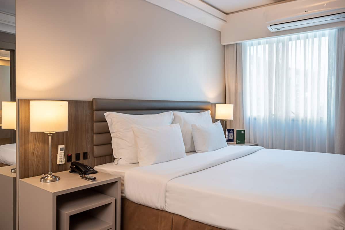 Ropa de cama de alta calidad, colchones con acolchado adicional, minibar