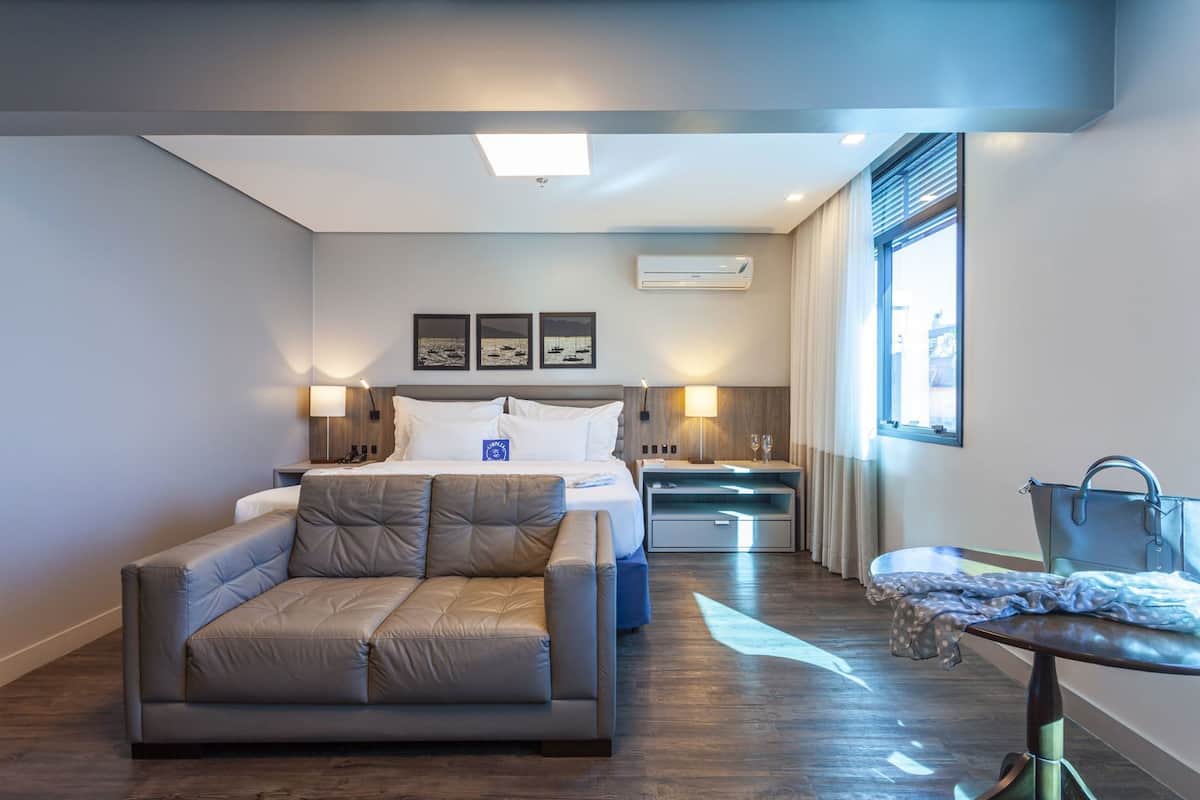 Biancheria da letto di alta qualità, materassi a doppio strato, minibar